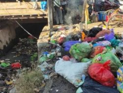 Sampah Menumpuk Bau Menyengat, Masyarakat Pertanyakan Kinerja Pemda Majene