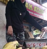 Dibalik Antusiasnya Warga ke Stadion Melihat UAS, Ada Warga yang Tetap Setia dengan Dagangan Pisang Epe