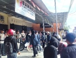 Amankan Aksi Unjuk Rasa Di Kantor Bawaslu Majene, Polres Majene Terjunkan Puluhan Personel