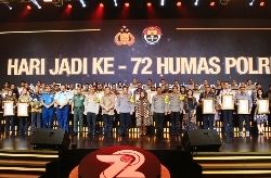 Puncak Peringatan Humas Polri ke-72, Bid Humas Polda Sulbar Raih 2 Penghargaan dari