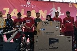 KPU Majene Beri Hadiah Pada Peserta Jalan Santai Sehat Pemilu