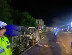 Truk Terguling di Luaor, Jalan Poros Majene-Mamuju Macet