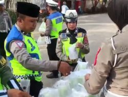 Viral: Dikira Sweeping, Bagi-bagi Takjil Polantas dengan Rompi Hijau Sangat Sepi