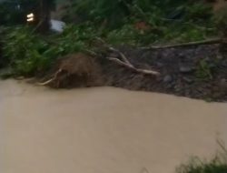 BreakingNews: Longsor di Poros Tobadak Topoyo Tutup Seluruh Badan Jalan