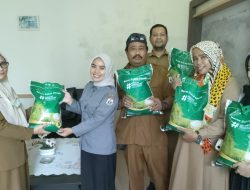 25 Honorer dan Cleaning Servis Disdukcapil Sulbar Terima Bantuan Beras Baznas