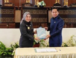 Ketok Palu Paripurna, Bupati Mamuju Serahkan LKPJ 2023