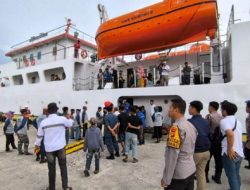 Bongkar Muat Penumpang KM. Sabuk Nusantara 111, Personel Polres Majene : Pastikan Arus Mudik Aman