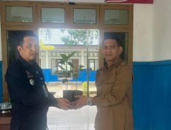 Pjs Bupati Majene Habibi Serahkan Bibit Sukun ke Camat Tammeroddo