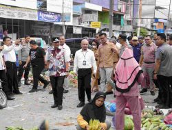 Pj Gubernur Sulbar, Bahtiar Bersama Forkopimda Tinjau Harga Pangan di Pasar, Sekaligus Gelar Gerakan Pangan Murah