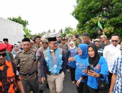 Warga Padati Gerbang Selatan Mamuju Sambut Gubernur Sulbar Suhardi Duka dan Bupati Mamuju Sutinah Suhardi