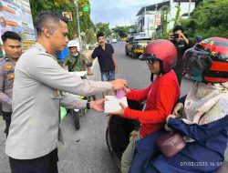 Suasana Penuh Berkah di Bulan Suci Ramadhan, Kapolres Majene Gelar Bagi Takjil Gratis Ke Pengguna Jalan