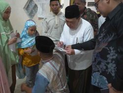 Momen Seru Anak-anak Berburu Tanda Tangan Wakil Gubernur Sulbar Usai Shalat Tarawih