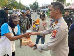 Kapolres Majene Berbagi Takjil Gratis kepada Pengendara dan Tukang Becak di Bulan Ramadhan