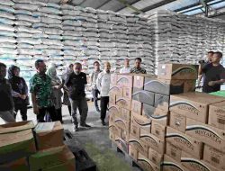 Jelang Lebaran, Pemprov Sulbar Pantau Ketersediaan Pangan di Bulog Mamuju