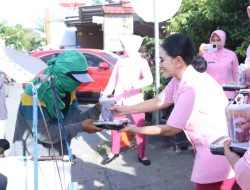 Ketua Bhayangkari Daerah Sulbar Berbagi Takjid Gratis ke Pangguna Jalan di Majene