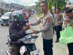 Kapolres Majene Bagikan Takjil Gratis kepada Pengendara di Bulan Ramadhan