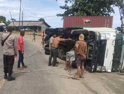 Mobil Box Ekspedisi Terbalik di Poros Majene-Mamuju, Diduga Sopir Mengantuk