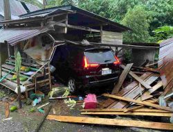 Mobil Tabrak motor, Dua Rumah Warga di Kelurahan AanreApi Rusak Parah dan Dua Warga Luka Luka