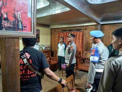 Kapolres Polman Pimpin Evakuasi Beberapa Warga Imbas 2 Rumah Dirusak Massa di Passairang Polman
