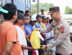 Kapolres Majene Dampingi Kabid Propam Polda Sulbar Serahkan Bantuan Sembako untuk Tukang Becak di Majene