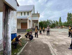 Bakti Sosial Jum’at Bersih, Anggota Polsek Polewali dan Kapolsubsektor Anreapi Kegiatan Membersihkan Tempat Ibadah dalam rangka HUT Bhayangkara 79