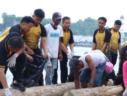 Sambut Hari Bhayangkara ke 79, Polres Majene dan Bhayangkari Gelar Aksi Bersih-Bersih Pantai