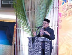 Gubernur Suhardi Duka Berikan Hadiah Umroh kepada Peserta Pawai Ta’aruf di Mamuju
