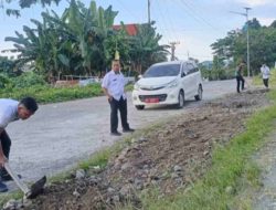 Diskominfo Sulbar Gelar Aksi Bersi Bersi Lingkungan Kantor Sambut HUT ke 80 RI
