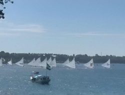 Dentum Ombak dan Sorak Penonton Warnai Lomba Sandeq di Festival Teluk Mandar 2025