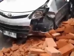 Avansa Hantam Tumpukan 2.000 Batu Bata di Depan Hotel Sulawesi Lembang Majene, Diduga Sopir Mengantuk