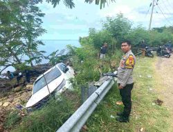 Diduga Mengantuk, Fortuner Masuk ke Pinggir Pantai di Jalur Poros Majene–Mamuju
