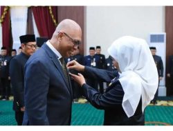 Ketua Umum PWI Pusat Akhmad Munir Terima Lencana Kehormatan “Jer Basuki Mawa Beya” dari Gubernur Jawa Timur