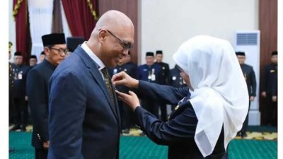 Ketua Umum PWI Pusat Akhmad Munir Terima Lencana Kehormatan “Jer Basuki Mawa Beya” dari Gubernur Jawa Timur