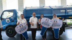 Gubernur Suhardi Duka Serahkan Truk Sampah untuk Tiga Kabupaten di Sulbar