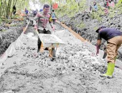 Bhabinkamtibmas Polsek Banggae Gotong Royong Bersama Warga Bangun Jalan Tani di Totoli