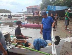 Nelayan Ditemukan Tak Bernyawa di Atas Perahu di Perairan Polman, Sat Polairud Turun Tangan Evakuasi