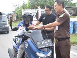 HAKORDIA 2025: Kejari Majene Turun ke Jalan Bagikan Tumbler & Stiker Anti Korupsi, Ajak Masyarakat Lawan Praktik Korupsi