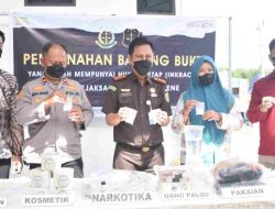 Kejari Majene Musnahkan Barang Bukti 25 Perkara Inkracht, Sabu hingga Uang Asing Dimusnahkan