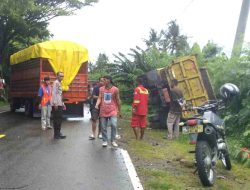 Hindari Jalan Berlubang, Dump Truck PU Terbalik di Majene — Polisi Sigap Amankan Lokasi dan Atur Lalin
