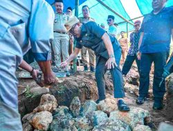 Hujan Tak Halangi! Gubernur Sulbar Letakkan Batu Pertama Masjid Nurul Akbar di Mamuju, Bantu dengan Dana Pribadi