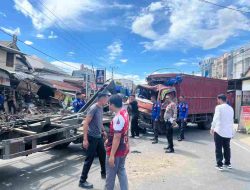 Detik-detik Truk Dyna Hantam Garasi dan Dua Rumah di Polman, Diduga Sopir Alami ‘Micro Sleep’