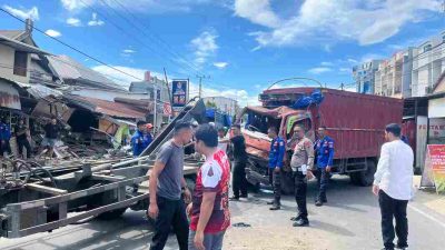 Detik-detik Truk Dyna Hantam Garasi dan Dua Rumah di Polman, Diduga Sopir Alami ‘Micro Sleep’